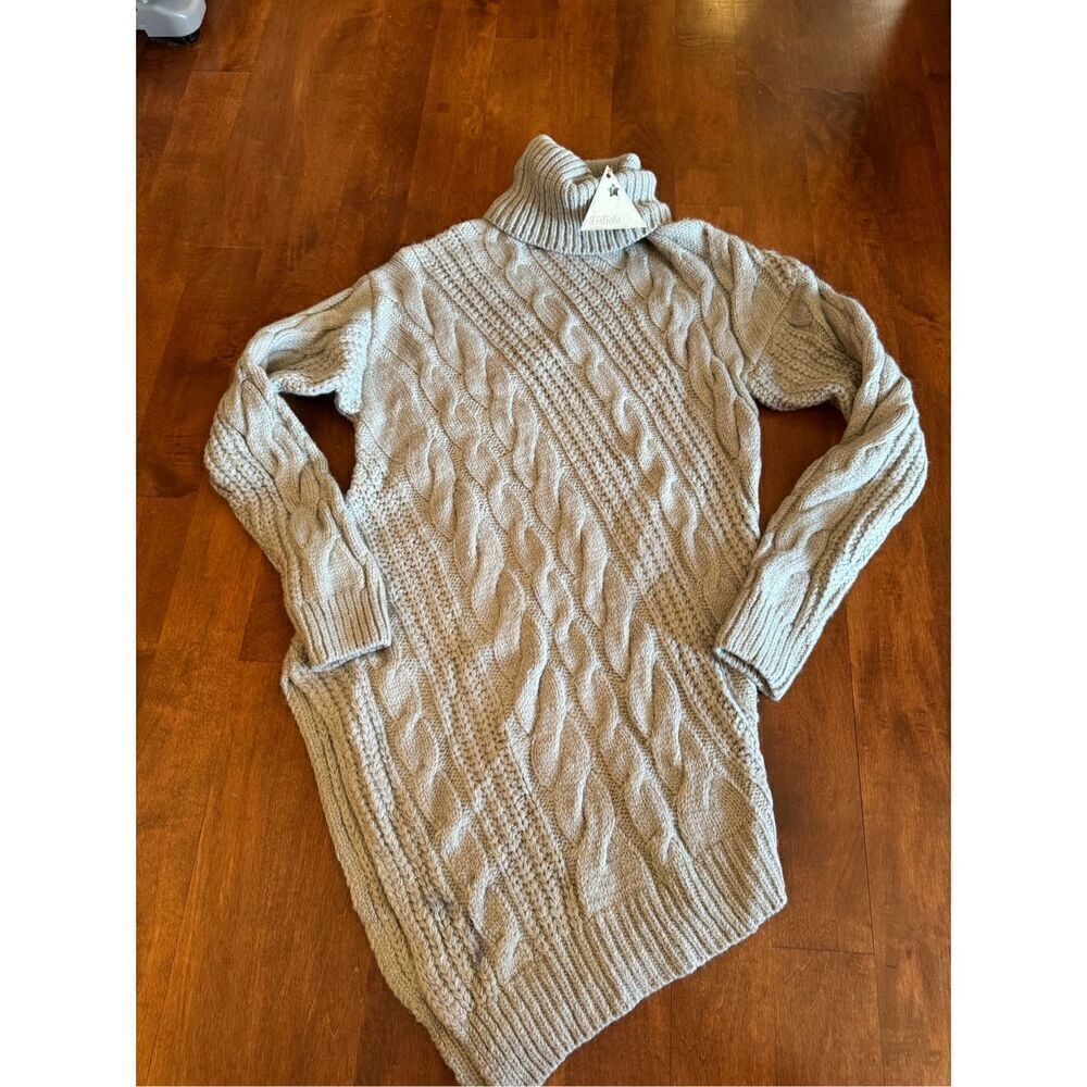 New w tags woman’s Listicle chunky knit sweater